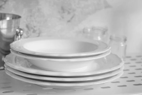 Білі тарілки на полиці — стокове фото