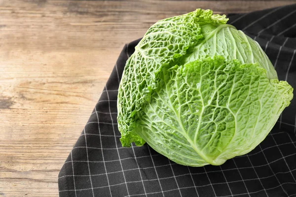 ahşap zemin üzerine yeşil lahana