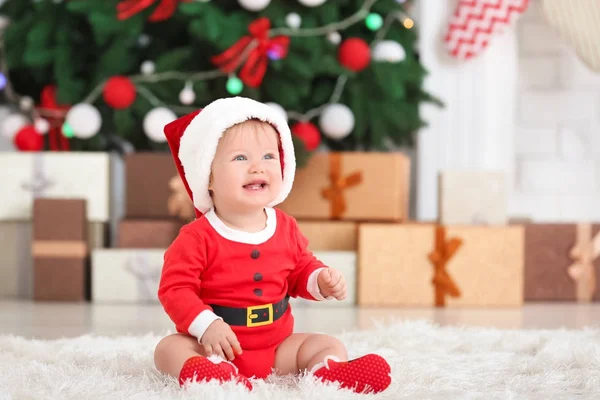 Niedliches Baby im Weihnachtsmann-Kostüm zu Hause — Stockfoto