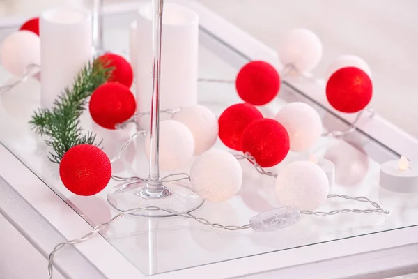 Ghirlanda di Natale sul tavolo a casa — Foto Stock
