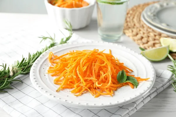 Тарелка с морковным салатом на столе — стоковое фото