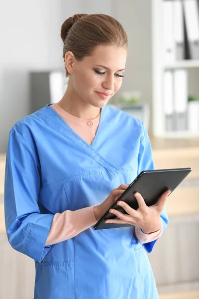 Genç resepsiyonist holding tablet — Stok fotoğraf