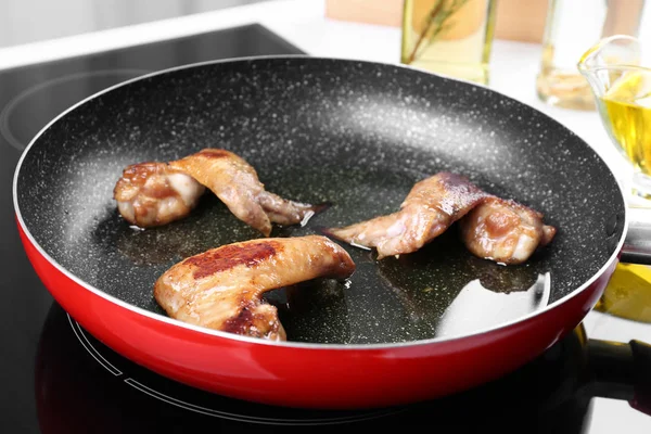 Frying pan with chicken wings — Stock Photo, Image