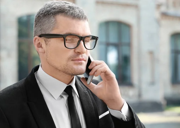 Empresario hablando por teléfono móvil — Foto de Stock