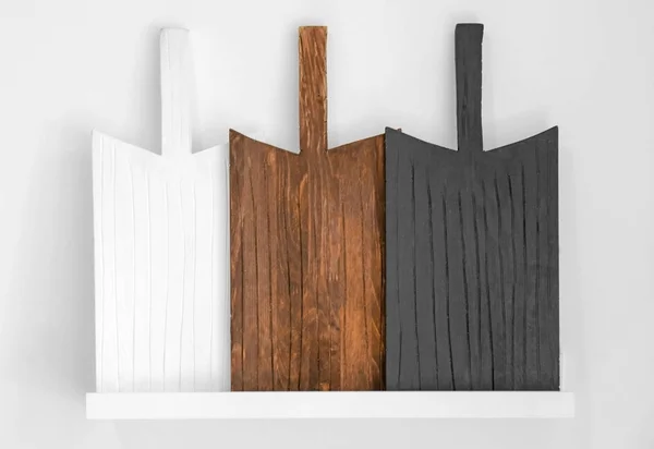 Prateleira com diferentes placas de madeira — Fotografia de Stock