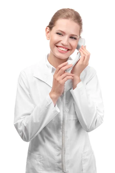 Jovem recepcionista falando ao telefone — Fotografia de Stock