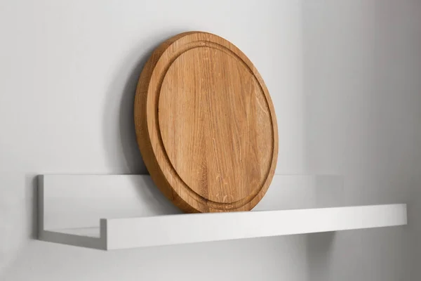 Runde Holzplatte im Regal — Stockfoto