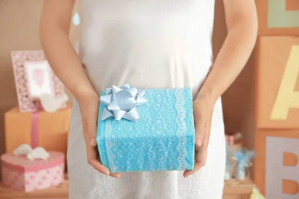 Zwangere vrouw bedrijf cadeau — Stockfoto