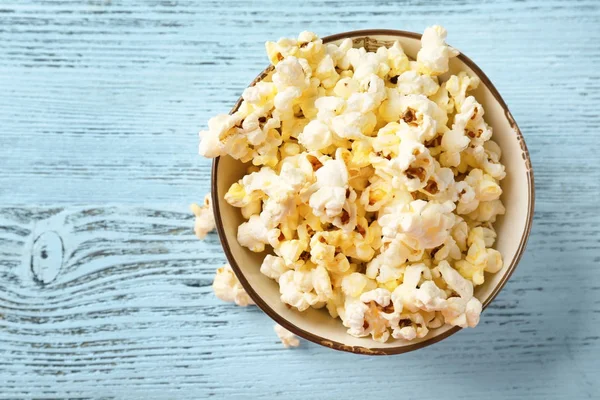 ahşap masa üzerinde patlamış mısır