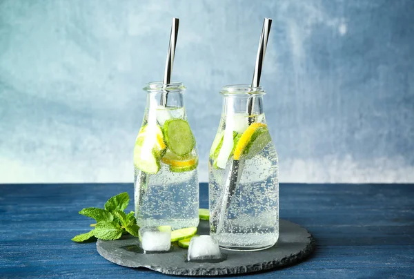 Läckra uppfriskande vatten med gurka — Stockfoto