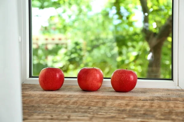 Maçãs frescas no peitoril da janela — Fotografia de Stock