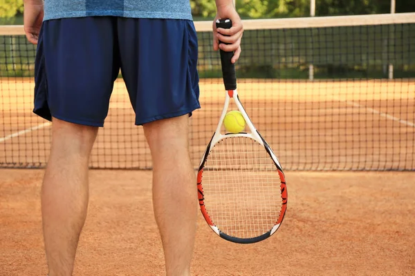 Hombre con raqueta de tenis — Foto de Stock