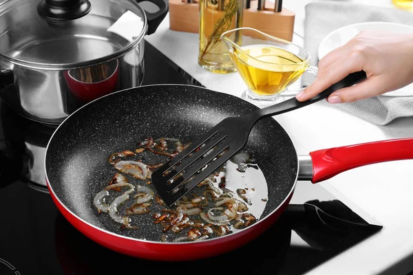 Kadın mutfakta kızartma soğan