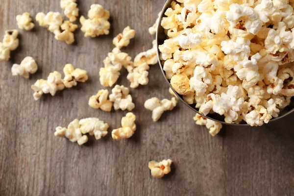 Popcorn op houten tafel — Stockfoto
