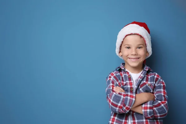 Ładny chłopak w Santa hat na kolor tła — Zdjęcie stockowe