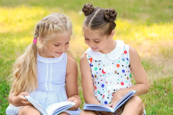 Χαριτωμένα Κοριτσάκια Ανάγνωση Βιβλίων Στο Πάρκο — Φωτογραφία Αρχείου