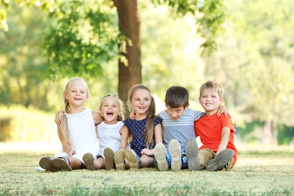 Grupo de niños en el parque en un día soleado — Foto de Stock