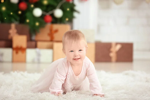 Очаровательный ребенок в номере с рождественскими украшениями — стоковое фото