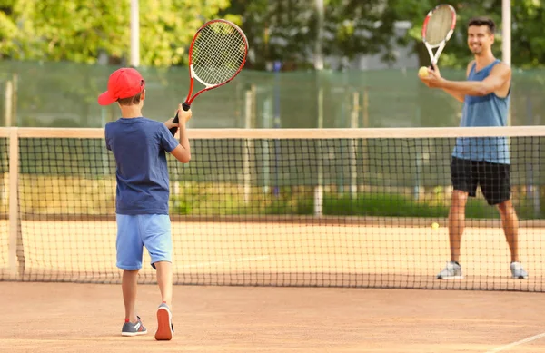 男の子と若いトレーナー — ストック写真