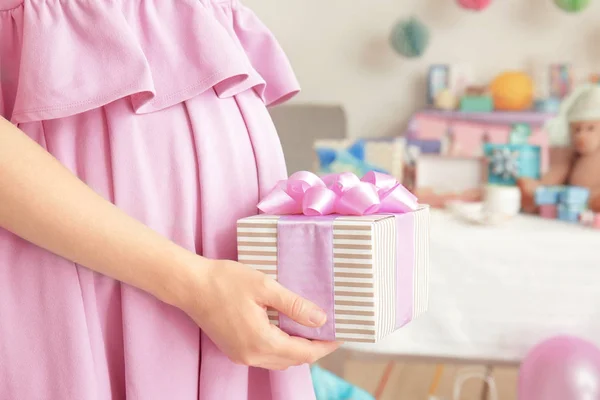 Gravid kvinna anläggning gåva — Stockfoto