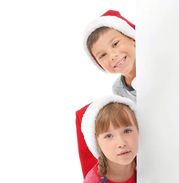 Crianças bonitos com cartaz em branco no fundo branco. Conceito de Natal — Fotografia de Stock