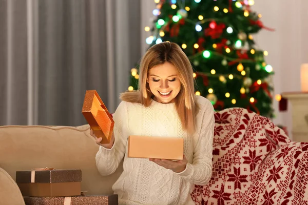 Jovem mulher no quarto decorado para o Natal — Fotografia de Stock