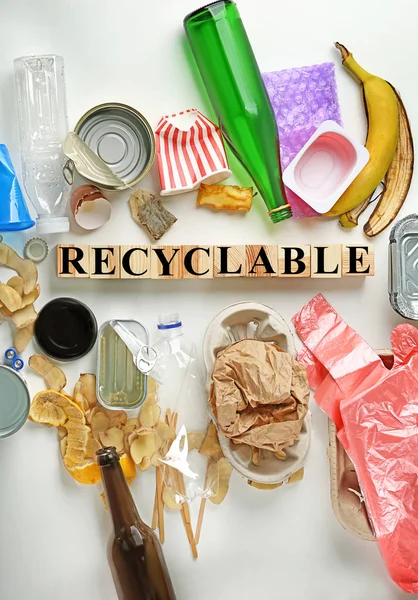 Composición con basura y palabra Reciclable — Foto de Stock