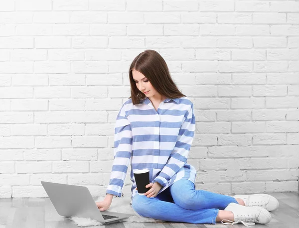 Young woman with laptop — Stock Photo, Image