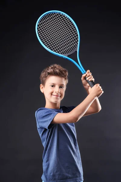 テニス ラケットでかわいい男の子 — ストック写真