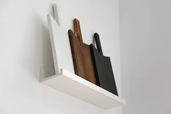 Mensola con diverse tavole di legno — Foto Stock