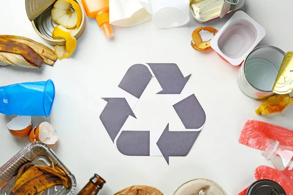 Signo de reciclaje y basura — Foto de Stock