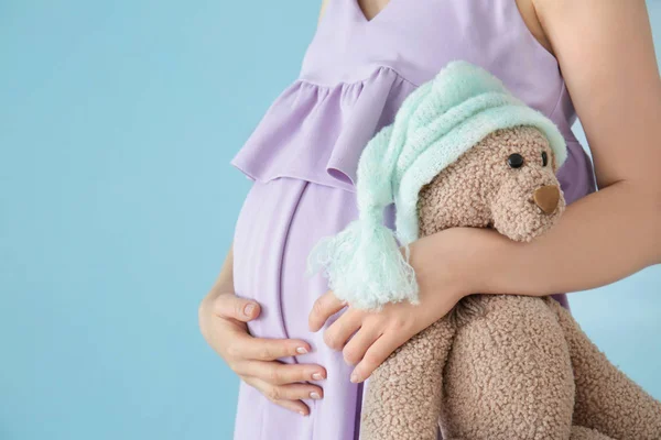 Pregnant woman holding teddy bear — Stock Photo, Image