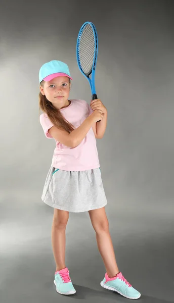 Menina Bonito Com Raquete Tênis Fundo Cor — Fotografia de Stock