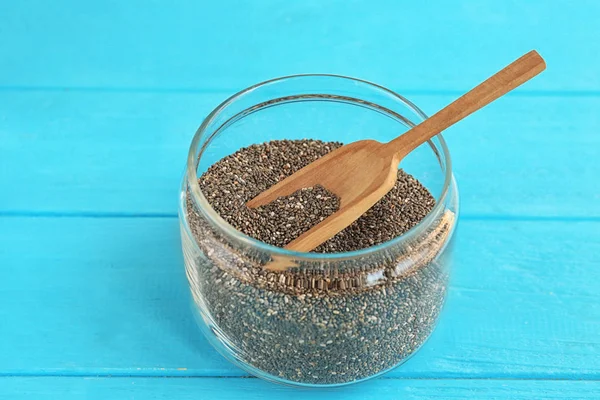 Chia zaden in pot met bolletje op tafel — Stockfoto