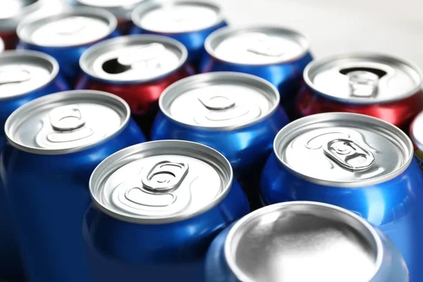 Muitas latas de alumínio coloridas, close-up — Fotografia de Stock