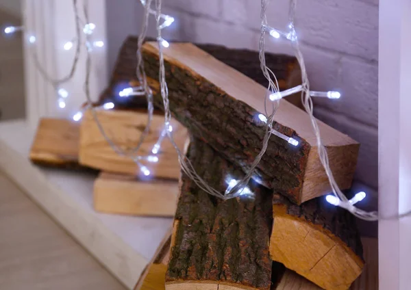 Chimenea decorada con luces de Navidad — Foto de Stock