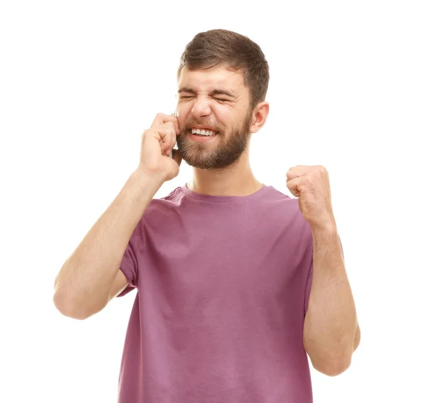 Jovem falando por telefone celular contra fundo branco — Fotografia de Stock