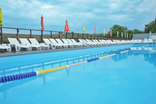 Modernes Schwimmbad, im Freien — Stockfoto