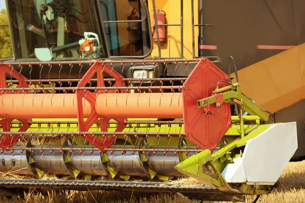 Combine harvester in field — Stock Photo, Image