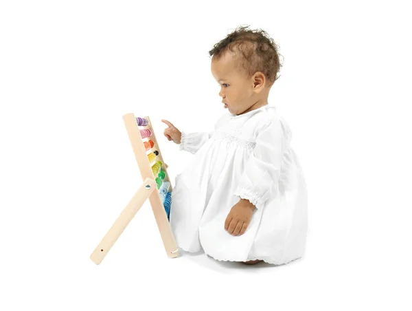 Симпатичный маленький ребенок с абакусом, изолированный на белом — стоковое фото