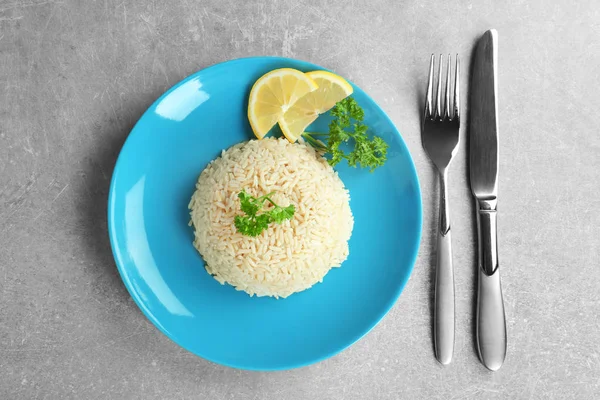 Placa con bola de arroz cocido en la mesa — Foto de Stock
