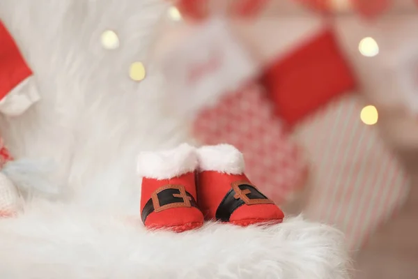 Weihnachten Baby Booties auf Plaid zu Hause — Stockfoto