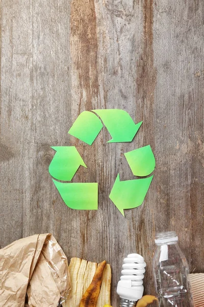 Sinal de reciclagem e lixo — Fotografia de Stock