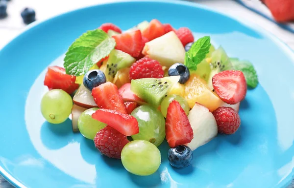 Το πιάτο με σαλάτα φρούτων, κοντινό πλάνο — Φωτογραφία Αρχείου