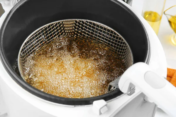 Deep fryer with boiling oil