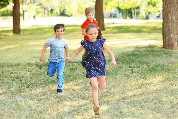 Groep kinderen in het park op zonnige dag — Stockfoto