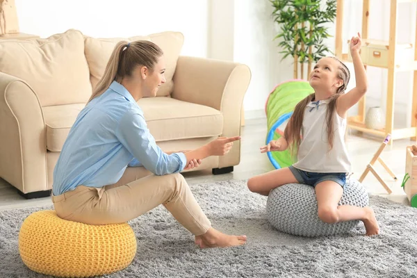 Jonge psycholoog werken met meisje in kantoor — Stockfoto