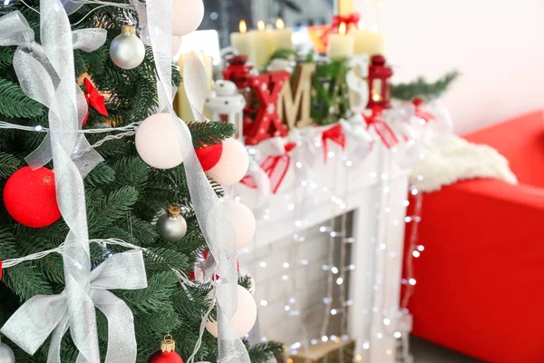 Όμορφη ελάτης με ασημένιες κορδέλες και τα φώτα των Χριστουγέννων — Φωτογραφία Αρχείου
