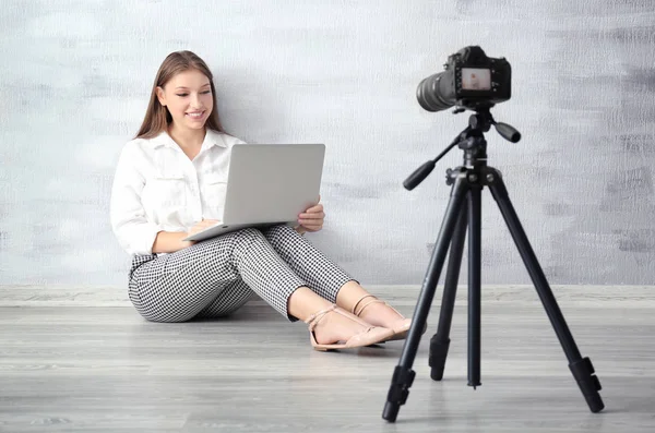 Jeune blogueuse enregistrement vidéo dans la chambre — Photo