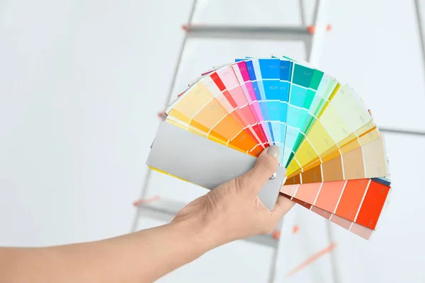 Jeune décorateur féminin avec des échantillons de palette de couleurs — Photo